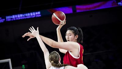 籃球》3樓打球太狠了！「女姚明」張子宇國際賽初亮相超吸睛 U18亞青站著虐暴對手禁區