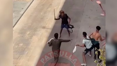 Un hombre amenaza con una catana a varios jóvenes en una pelea sin heridos en Barcelona