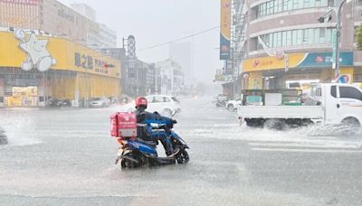 台南大雷雨 東區樹倒毀車、永康積水下冰雹