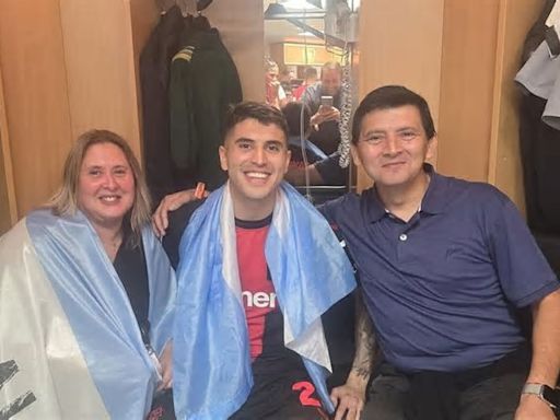 Tras ganar un histórico título con Bayer Leverkusen, Exequiel Palacios se sacó una foto con las dos personas clave en su sueño de jugar en River