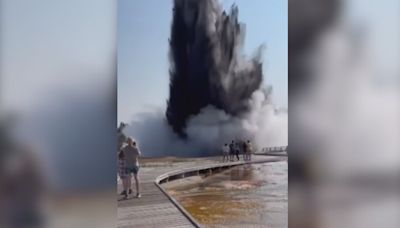 El momento en que una explosión hidrotermal en Yellowstone causa pánico entre los visitantes