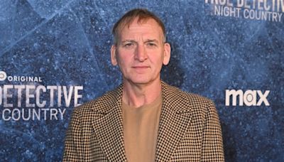 Christopher Eccleston asks fans to help 'unlock his legs' live from the London Marathon