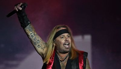 Mötley Crüe singer Vince Neil falls on his face at New Jersey show