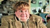 El trágico final de Chris Farley, el cómico que hizo reír a una generación mientras batallaba su propio infierno