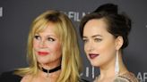 La confesión de Dakota Johnson sobre un hábito de su madre, Melanie Griffith, que la saca de quicio