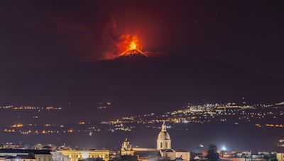 Volcán Etna: se intensifica la emisión de lava y cenizas