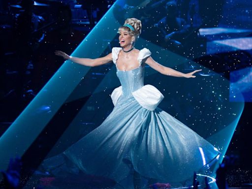 Katy Perry se transforma em Cinderella ao vivo; veja vídeo | Celebridades | O Dia