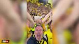 Carragher se contagia de la locura: Así vibró en Dortmund