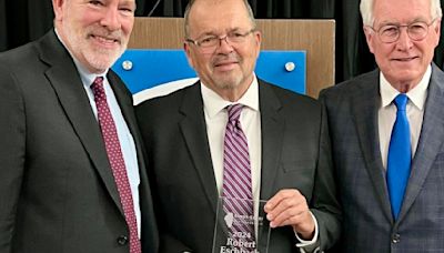 Former Ottawa Mayor Robert Eschbach receives 2024 Simon-Edgar Award