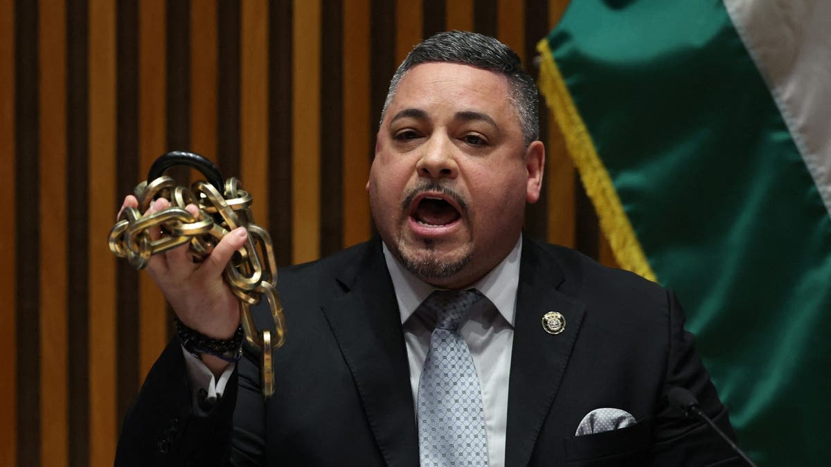 NYPD boss resigns as Dem mayor's inner circle faces possible corruption probe