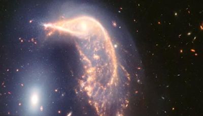 韋伯望遠鏡回傳最新太空照片 3億光年外2星系交纏如企鵝護蛋