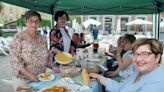 Laviana, mantel con paraguas en la calle: la comida al aire libre reunió a 2.700 personas