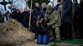 Las vidas de 5 amigos se entrelazan con guerra de Ucrania