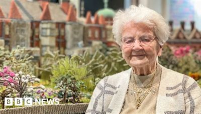 Knitter Margaret Seaman, 94, showcases royal landmark tributes in final show