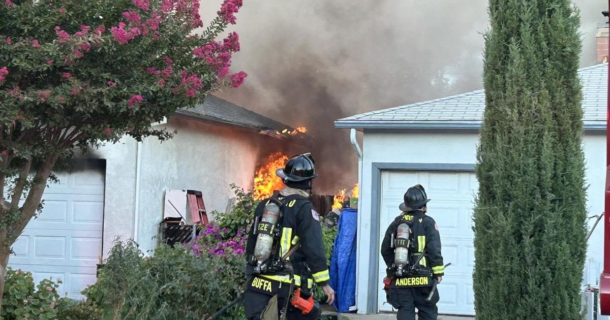 1 person found dead after 2 Modesto homes catch fire