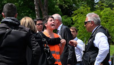 Keys se impone a Cirstea en un partido interrumpido por una protesta medioambiental