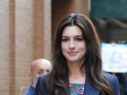 Cómo lograr el estilo casual chic de Anne Hathaway con básicos de armario