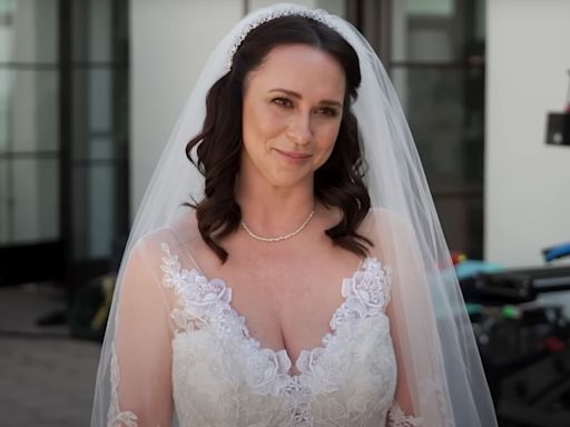 Yes, that's Jennifer Love Hewitt singing 'Islands in the Stream' during her '9-1-1' wedding