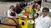 Luarca sale a la calle por el fuero: 'Es un privilegio comer al aire libre y en pleno paseo del Muelle'