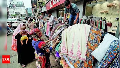 Hawkers reclaiming space at New Market causing concerns for traders and shoppers | Kolkata News - Times of India