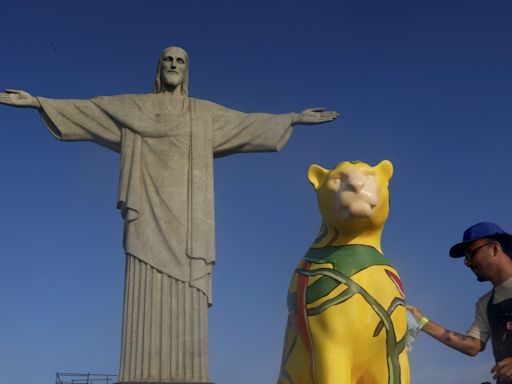 Onça é pintada aos pés do Cristo Redentor; outras esculturas do felino estão no Arpoador; veja fotos