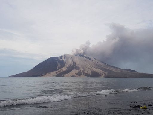 Vulcão expele coluna de fumaça na Indonésia; veja fotos de hoje