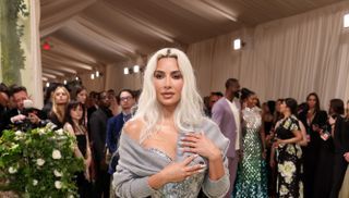 Kim Kardashian muy criticada por promover un ideal de belleza irreal con sus corsés