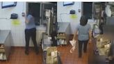 Video: se quejó porque le dieron una hamburguesa equivocada, la empleada se enojó y lo echó a los tiros
