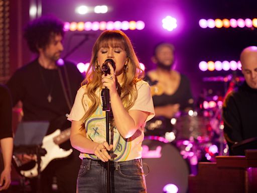 Fans Are 'So Excited' After Kelly Clarkson Shares Sneak Peek at Kellyoke Soundcheck: 'A Perfect Pairing of Vocals'