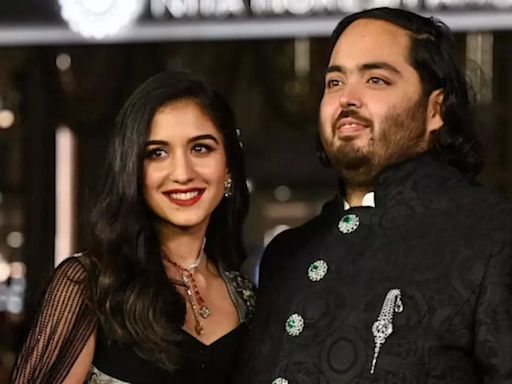 Video of Radhika Merchant's 'griha-pravesh' with Anant Ambani in Jamnagar home post wedding goes viral | Hindi Movie News - Times of India