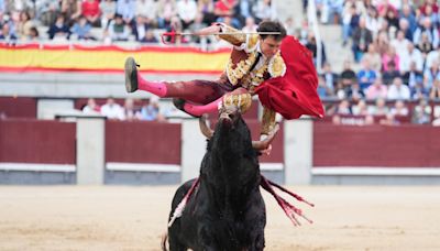 Roca Rey, intervenido de urgencia tras recibir una cornada de 15 centímetros en Las Ventas