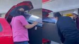 Viva México: Saqueadores intentan meter refrigerador en un auto minicompacto en Sinaloa