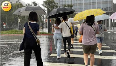 豪雨亂炸！新北淡水、新莊、板橋淹水警戒 汐止圍牆倒塌波及數輛機車