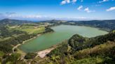 El impresionante lago situado sobre un cráter volcánico en las Azores: calderas humeantes, una ermita y rutas de senderismo