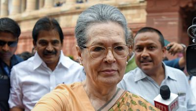 'Mahaul' in our favour, but...: Sonia to Congressmen