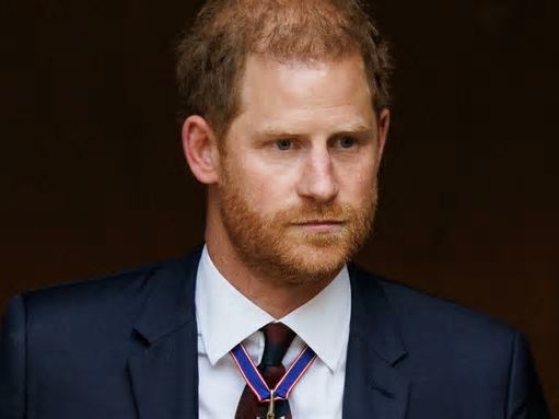 Harry fugge da Londra: «Partito poche ore dopo la funzione». Bagno di folla e nessun incontro con Carlo. Ora in Nigeria con Meghan