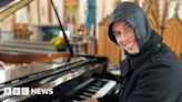 Homeless piano player raises thousands for charity