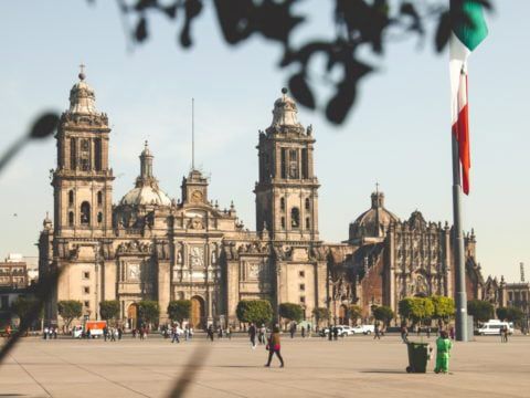 México enfrenta incertidumbre por reformas y deterioro fiscal, advierte Moody’s