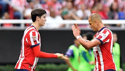 El enorme gesto que Chicharito tuvo con la Hormiga González en el Chivas vs León