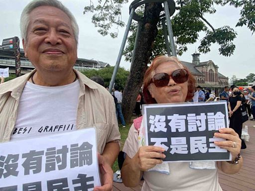 綠委蔡其昌7旬岳父母 雨中低調舉牌「沒有討論，不是民主」