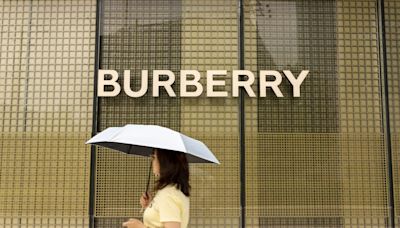 Crise no mercado de luxo: Burberry perde US$ 6,9 bi em valor de mercado e luta para elevar vendas. Entenda