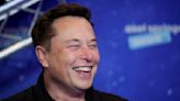 Elon Musk defiende sus fotos en bañador presumiendo su falta de bronceado