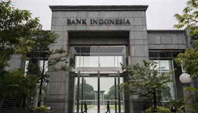 Indonesia Central Bank Delivers Surprise Rate Hike as Rupiah Tumbles