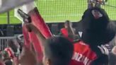 Video: un hincha ingresó un arma de juguete al Monumental y River lo sancionó