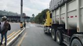 Gremio de transportadores bloquean la vía entre Ciénaga y la zona Bananera, en el Magdalena