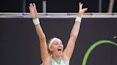 Kvitova se retira de Eastbourne; Ostapenko avanza al superar a su reemplazo Barbora Strycova