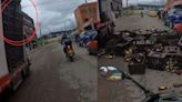 Video: a camión de cerveza con la puerta abierta se le cayeron varias canastillas frente a un hospital en Bogotá