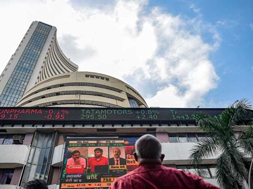 Sensex and Nifty hit fresh lifetime high levels in early trade