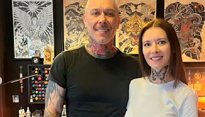 "¡Atrévanse!": Carla Jara se tatuó una mariposa en el cuello que no sería permanente, sino parte de una campaña