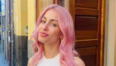 El motivo tras el cambio de look más sorprendente de Hiba Abouk: ¡ahora su cabello es rosa!